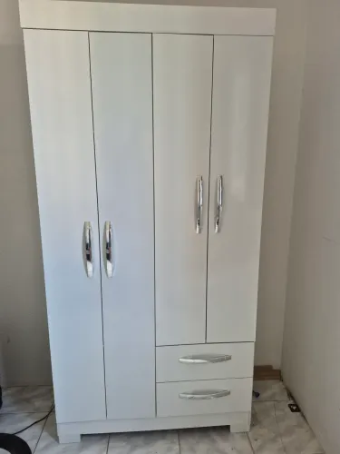 Vende-se Guarda roupa de solteiro com 4 portas e duas gavetas 