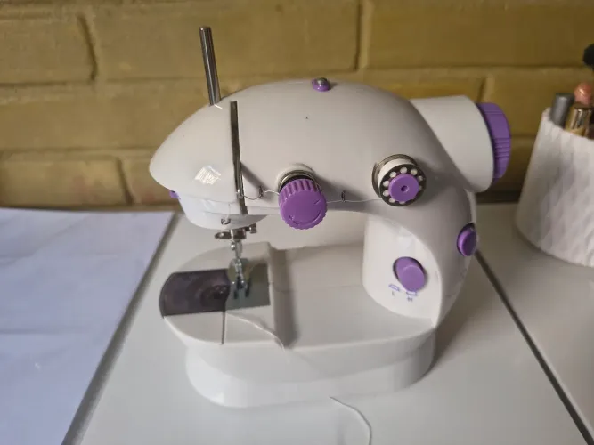 Mini maquina de costura