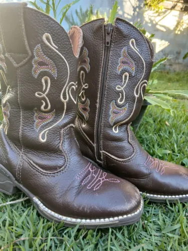 Bota couro menina