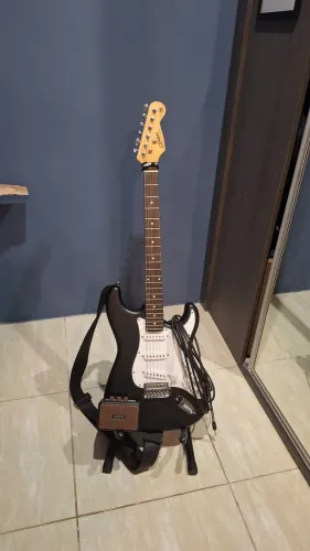 Guitarra Earth usada + Acessórios pra sair tocando