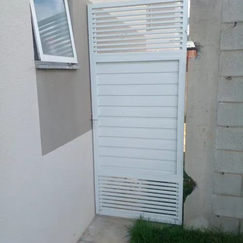 Portão de 90 cm de largura 2,10 de altura ventilação superior e inferior com fechadura. 