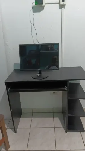 Vendo monitor e mesinha novos