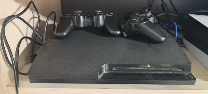 Playstation 3 - PS3 (Slim - 300 GB - desbloqueado - 5 controles + 1 carregador + 16 jogos