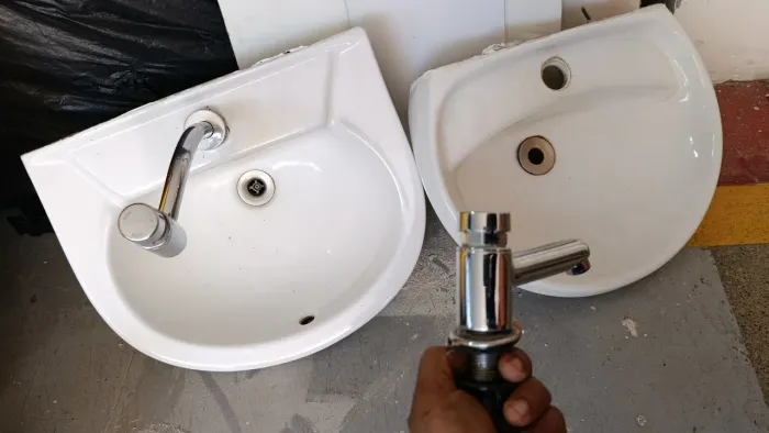 Pia para banheiro semi nova, com sifão, torneira automática, válvula de escoamento nova.