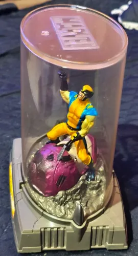 Wolverine da Titanium Series Marvel Legends, produzida pela Hasbro por volta de 2006.<br>