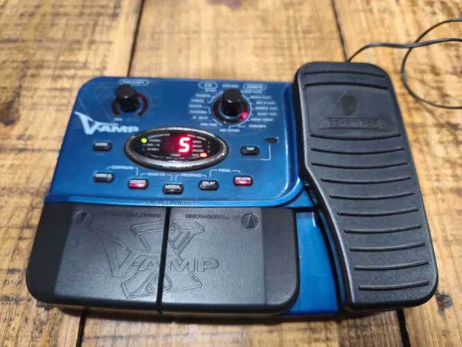 PEDALEIRA PEDAL BEHRINGER V-AMP