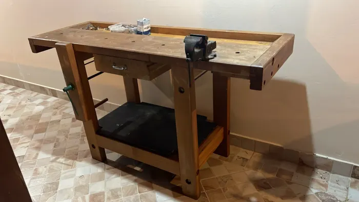 Bancada de marcenaria com duas Morsas