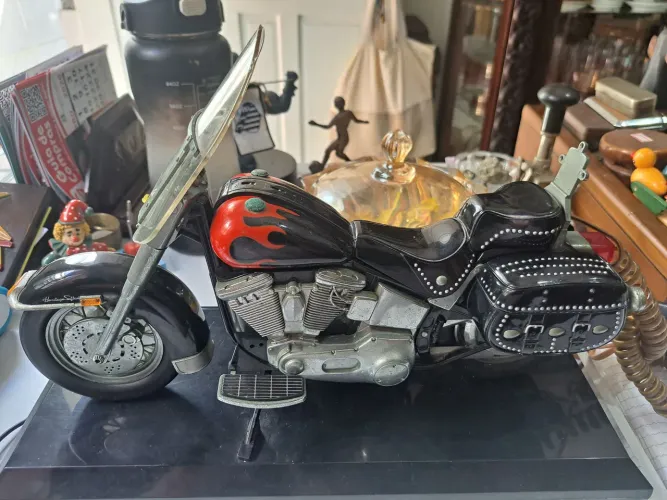 Miniatura de motocicleta estilo Harley-Davidson Heritage Softail,é um aparelho de fone