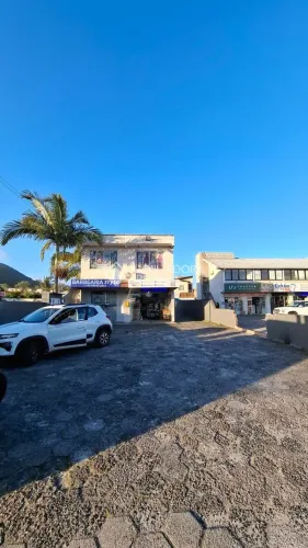 Prédio Comercial com 4 amplas salas mais casa nos fundos com 2 dormitórios, amplo estacion
