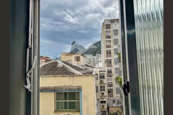 Quarto e sala reformado na Praia de Botafogo com vista verde e Cristo Redentor
