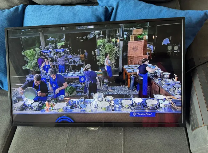 TV AOC 32" - Imagem boa e controle incluso