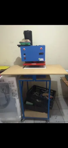 Máquina para fabricação de chinelos