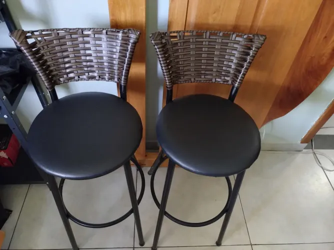 Vende -se duas banquetas