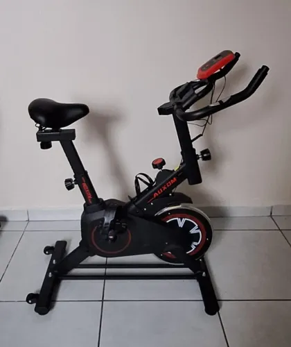 Bicicleta ergométrica doméstica silenciosa.