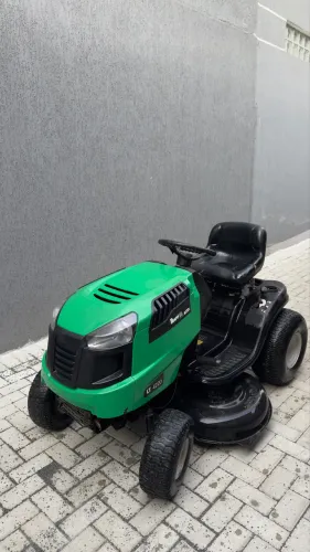 Trator cortador de grama