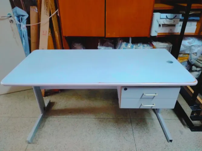 Mesa de escritório com gaveteiro