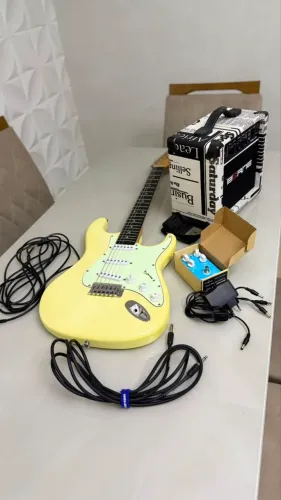 Guitarra + Caixa Amplificadora + Pedal