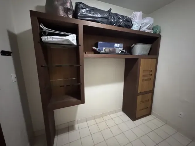 Armário de closet planejado com nichos e sapateira