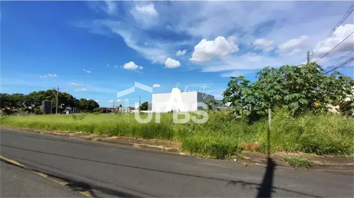 Área com 2.176m² à venda no Jardim Holanda