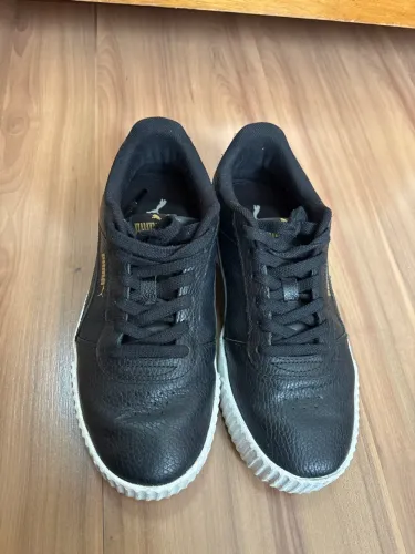 Tênis Puma Carina Lux - Preto e Dourado 