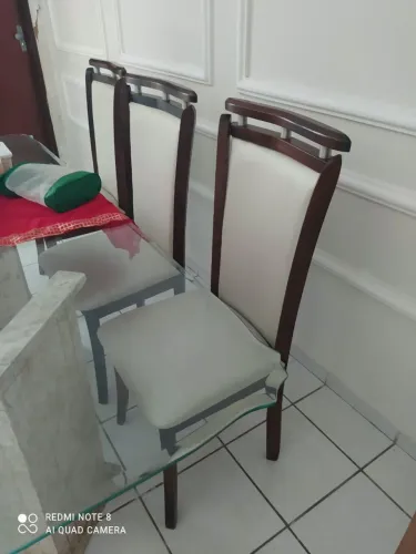 Mesa, cadeiras, aparador.
