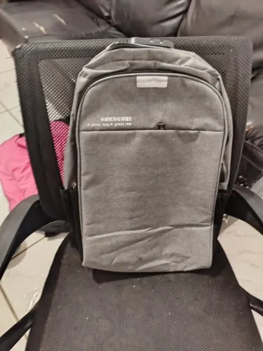 Mochila cinza moderna e espaçosa