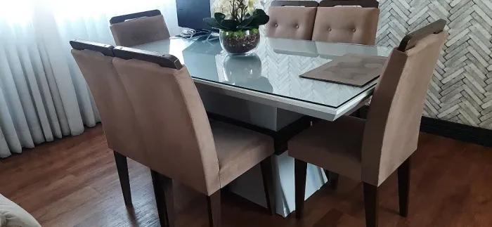 Mesa com 6 cadeiras