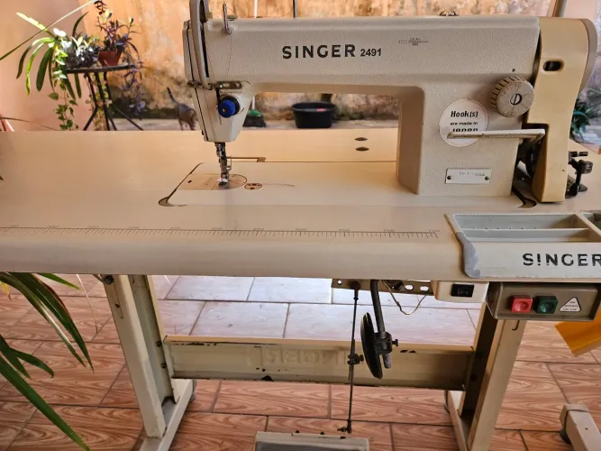Vendo máquina industrial de costura reta da marca Singer.