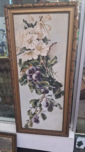 Antigo Quadro Pintura retratando um ramo de flores brancas e uvas em estilo clássico 