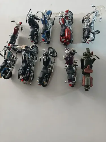 LOTE DE 10 MINIATURAS MOTO HARLEY DAVIDSON - 1/18 MAISTO