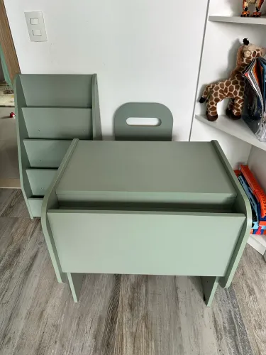 Conjunto de móveis infantis que cresce com a criança (mesa + cadeira + estante de livros)