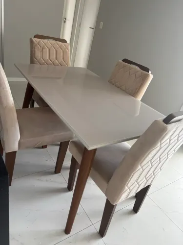 Mesa retangular com 4 cadeiras 