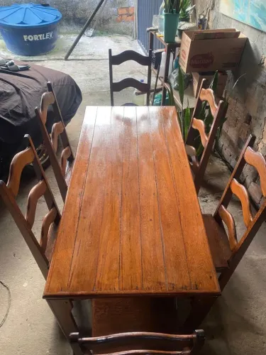 Mesa de madeira com 6 cadeiras