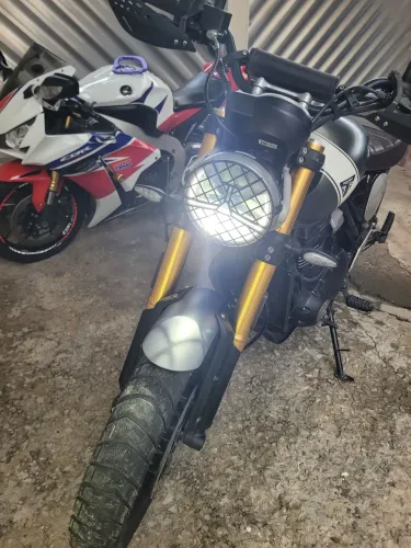 Triumph 400x, moto pouco usada
