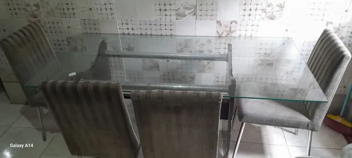 VENDO MESA DE VIDRO COM 6 CADEIRAS VALOR 800,00 REAIS