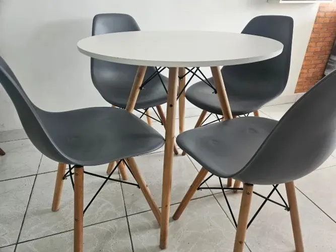 Mesa redonda com 4 cadeiras estilo Eiffel