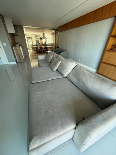 Sofá de 3 lugares moderno, lindo e sofisticado.