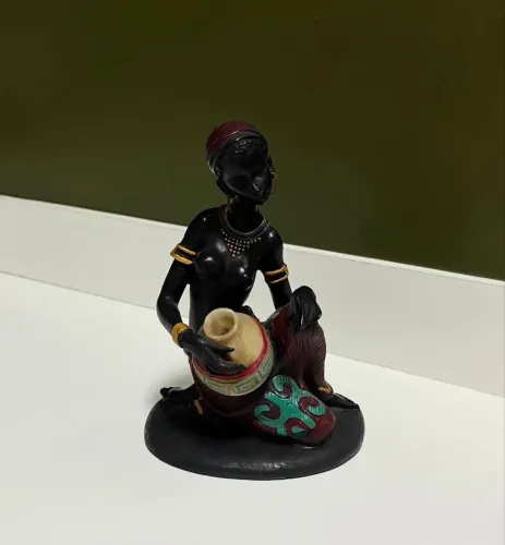Pequena escultura estilo africana decorativa 