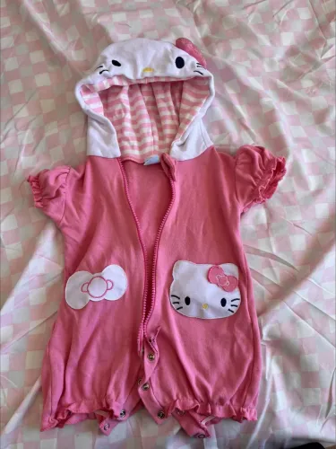 Macaquinho Kello Kitty, marca tiptop, tamanho G equivalente 3 meses. Sem marcas de uso.