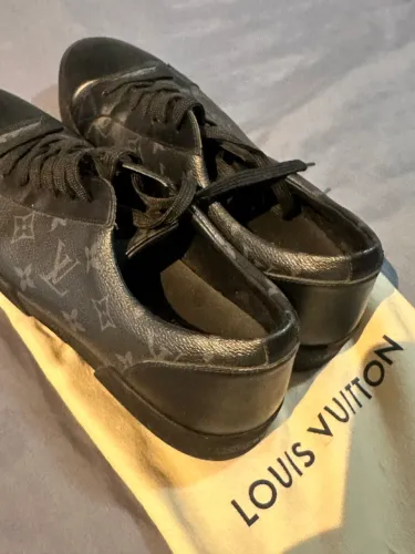 Tênis Louis Vuitton Monogram Eclipse de couro preto