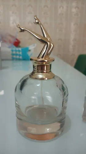 Dois frascos de perfume feminino
