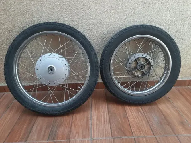 Par de rodas de moto usadas Bis 100- 1 pneu careca
