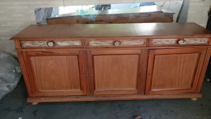 Buffet de madeira maciça