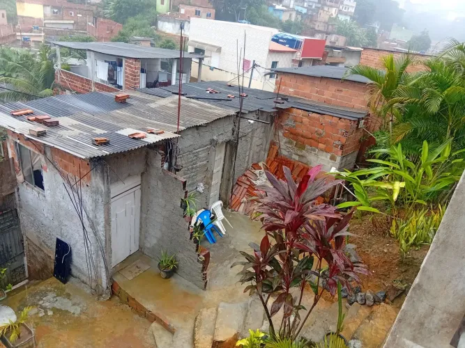 Terreno em construção em colinas de pituaçu são rafael ao lado do prédio dentro do cond