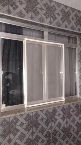 Janela de alumínio 1,47x1,17 com báscula e 4 folhas