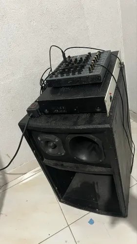 Som médio grave 12 450 Rms potência de 550Rms 8oms mesa 6 canais funcionando tudo