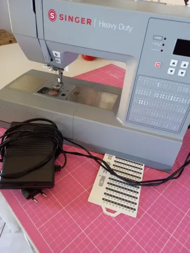 Máquina Singer Heavy Dut