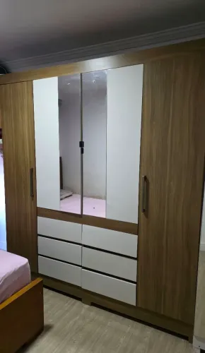 Guarda Roupa Casal 4 Portas (2 c/Espelho)e 6 Gavetas.