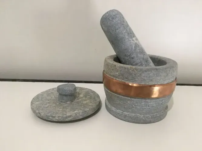Pilão de Pedra Sabão Resistente com Detalhe em Cobre e Tampa Cinza