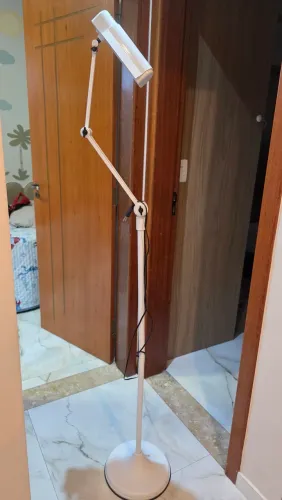 Luminária articulada de pedestal